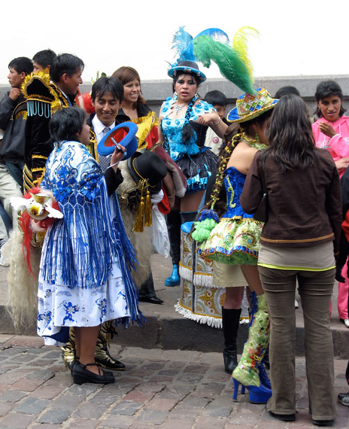 Karnevalikostüümis noored linnateatri ees