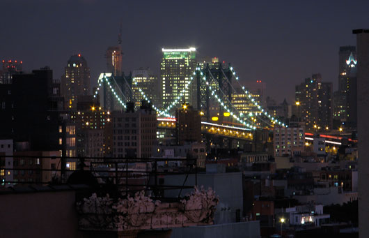 Üks NYC sildadest öösel