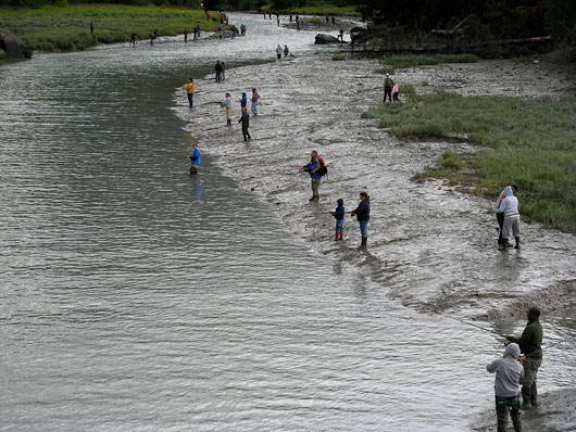 Kalastajad jõe ääres