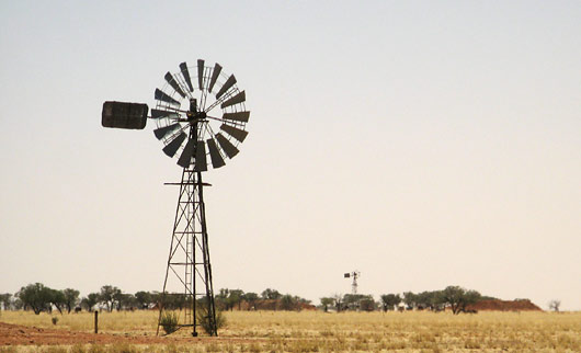 Tüüpiline Austraalia outback'i pilt - tuulikud keset tühjust
