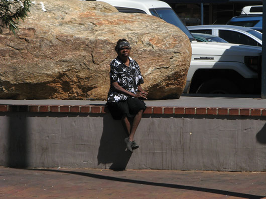 Aborigeen Alice Springsi tänaval