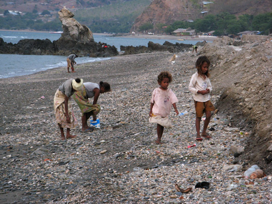 Naised koos lastega rannas kive korjamas - tundus täitsa amet olevat