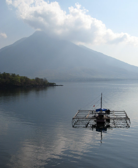 Vulkaan ja indoneesiapärane kalastuspaat