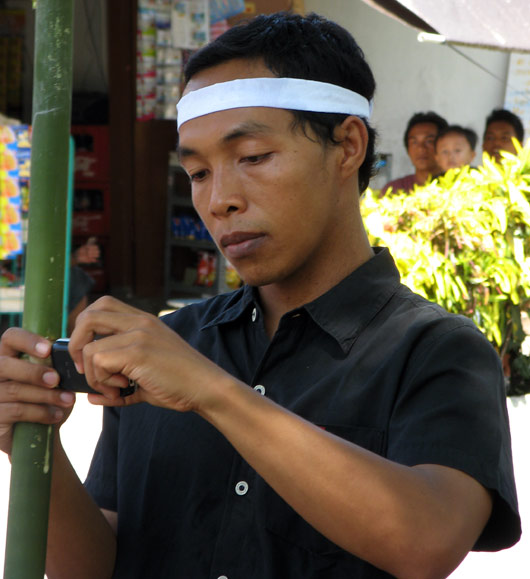 Bali mees mobiiliga fotosid tegemas
