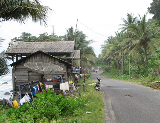 Sumatra teeäärne küla - isegi satipannid on olemas