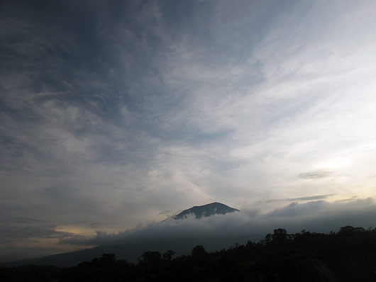 Bukittinggi kohal olev Vulkaan päikeseloojangus