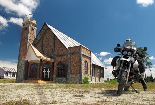 Kristlikus piirkonnas tagasi, kirik Bataki stiilis torniga ja Gessu