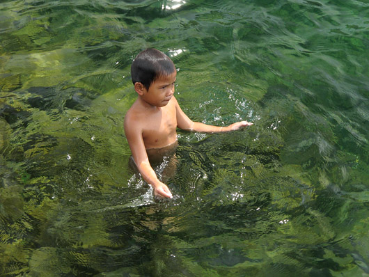 Laps Toba järves ujumas