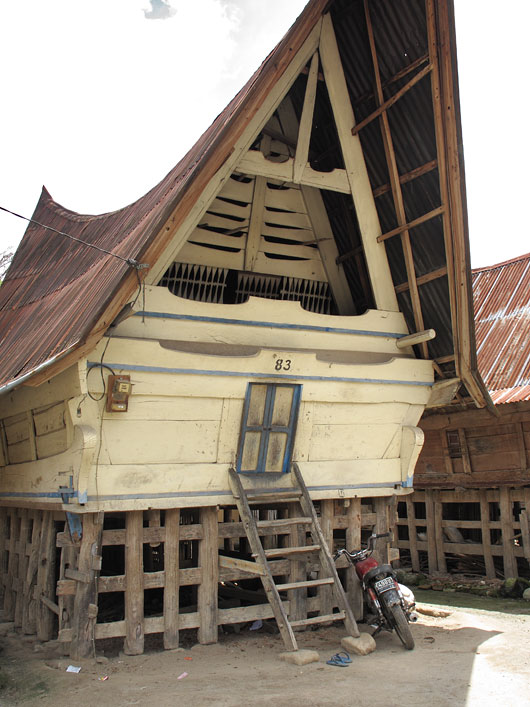 Tsikkel ja plätud bataki stiilis elumaja ees
