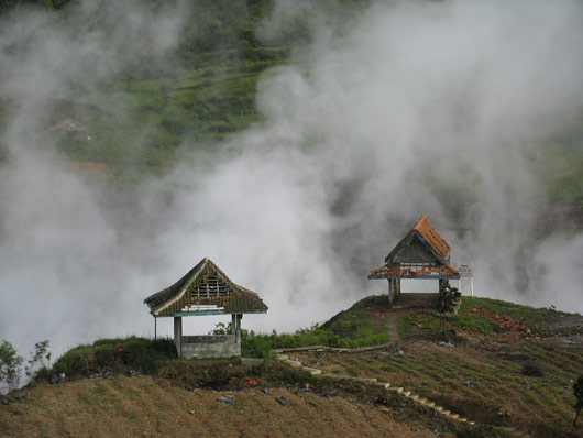 Aurav järv vulkaaniliselt aktiivsel Diengi platool