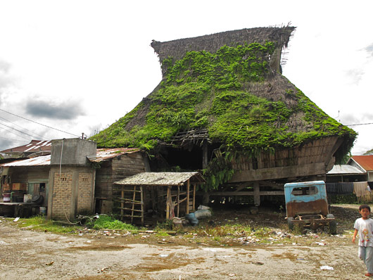 Sammaldunud bataki hoone katus Linggas