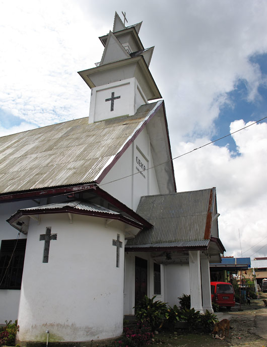 Karo bataki minimalistlikumas stiilis kirik
